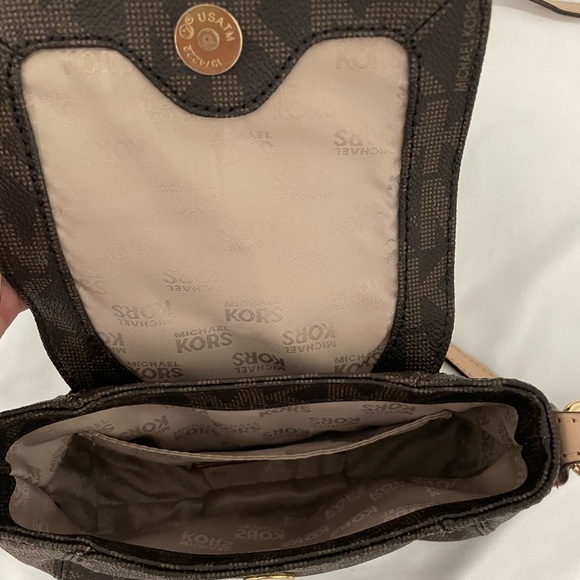 Michael Kors Jet Set Item Crossbody - Picture 3 of 4